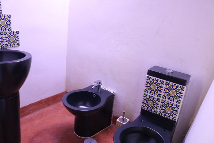 Bagno con pavimento in cocciopesto